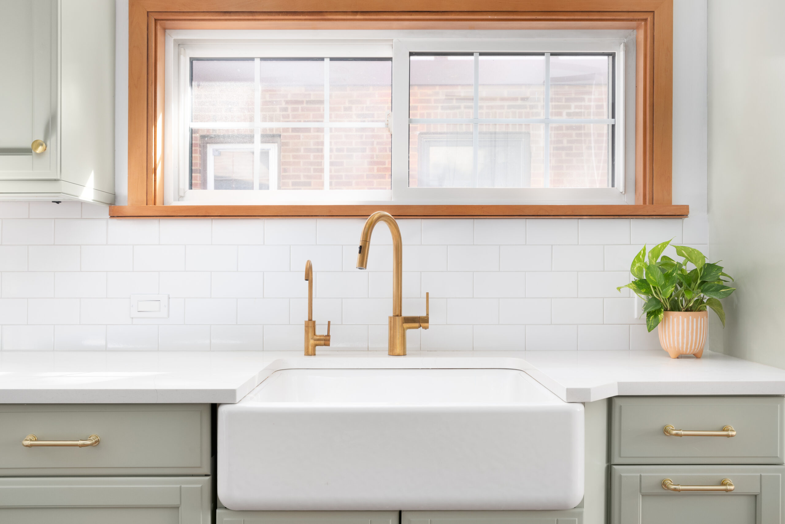 2023 kitchen sink trends, farmhouse sink